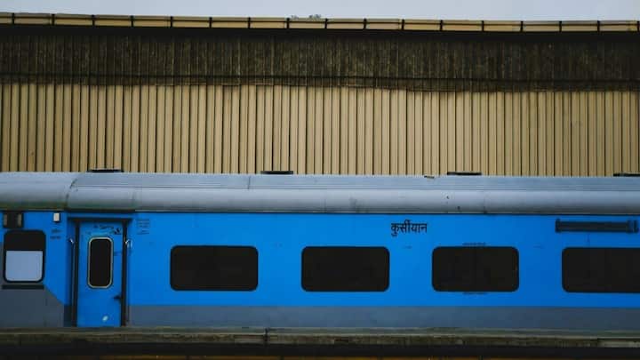 यानी आप एकदम आखिरी वक्त पर इसके लिए बुकिंग नहीं कर पाएंगे. आपको पहले से ही इसके लिए प्लान करना होगा. बुकिंग करते समय आपको रजिस्ट्रेशन के लिए फीस जमा करनी होती है. एक कोच के लिए करीब 50000 रुपये का डिपॉजिट देना पड़ता है.