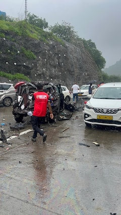 Mumbai Pune Expressway : मुंबई-पुणे एक्स्प्रेस वेवर भीषण अपघात, 15-20 गाड्या एकमेकांवर धडकल्या, अनेकजण जखमी