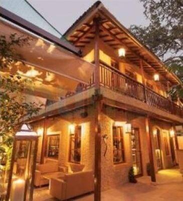 अभी दिग्गज अभिनेता अपने परिवार के साथ जिस बंगले में रहते हैं वो जलसा है. फाइनेंशियल एक्सप्रेस की रिपोर्ट के मुताबिक 1982 में सत्ते पे सत्ता की ग्रैंड सक्सेस के बाद रमेश सिप्पी ने उन्हें ये बंगला गिफ्ट किया था. इस बंगले की कीमत 112 करोड़ बताई जाती है.