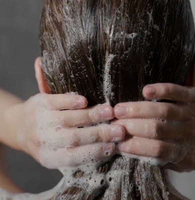 नैचुरल शैम्पू का इस्तेमाल करें: मॉनसून में पसीना और नमी के कारण स्कैल्प पर गंदगी जमती है. हेवी केमिकल्स वाले शैम्पू बालों को और नुकसान पहुंचा सकते हैं.