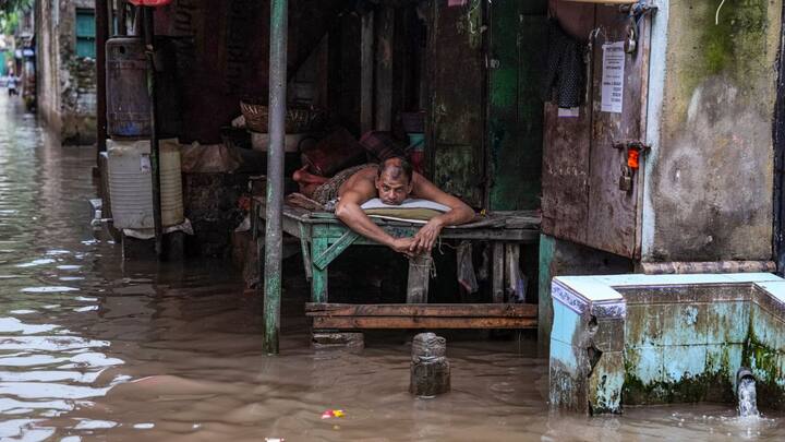 মঙ্গলবার বৃষ্টির পরিমাণ বাড়বে। ভারী থেকে অতি ভারী বৃষ্টির সতর্কতা। উত্তর ও দক্ষিণ ২৪ পরগনাতে অতিভারী বৃষ্টির সতর্কতা। ভারী বৃষ্টি হবে কলকাতা, হাওড়া, হুগলি, পূর্ব বর্ধমান, পূর্ব ও পশ্চিম মেদিনীপুর।