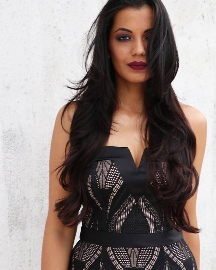 ये हसीना कोई और नहीं बल्कि मुग्धा गोडसे हैं. उन्होंने अपने करियर में फैशन और हीरोइन जैसी फिल्मों में काम किया है. एक्ट्रेस की उम्र 39 साल है.