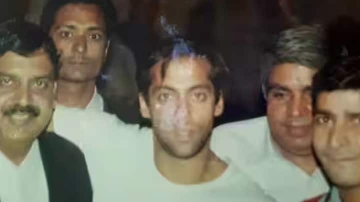 আইনজীবী হিসেবে কাজ করার সময়, ১৯৯৮ সালে কৃ্ষ্ণসার হরিণ মামলায় সলমন এবং অন্য অভিযুক্তদের হয়ে আদালতে সওয়াল করেন ধনকড়। সলমনের জামিন পাওয়ার নেপথ্যে গুরুত্বপূর্ণ ভূমিকা ছিল ধনকড়ের।