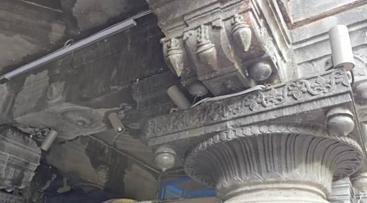 विठ्ठल मंदिरात सध्या 72 कोटींच्या जीर्णोद्धाराच्या कामांमध्ये हलगर्जीपणा दिसू लागला असून अजून काम पूर्ण होण्यापूर्वीच ठिकठिकाणी मंदिराला ओल आली आहे.