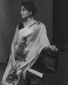 கார்குழல் கடவையே என்னை எங்கே இழுக்கிறாய்...பிளாக் & வைட்டில் சமந்தா