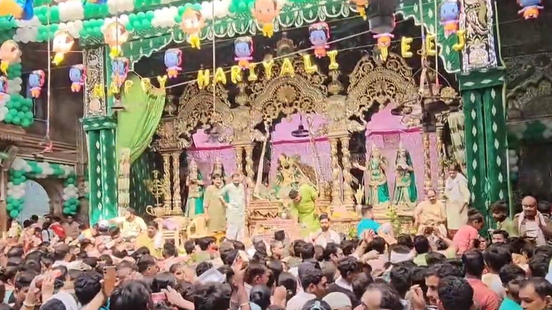 Mathura huge crowd of devotees visit Shri Banke Bihari Temple in Vrindavan on Hariyali Teej हरियाली तीज 2025 पर श्री बांके बिहारी मंदिर में भक्तों की उमड़ी भीड़, सामने आया वीडियो
