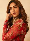 Mrunal Thakur dress price : मृणाल ठाकूरच्या महागड्या रेड ड्रेसची तुफान चर्चा, किंमत ऐकून अवाक व्हाल!