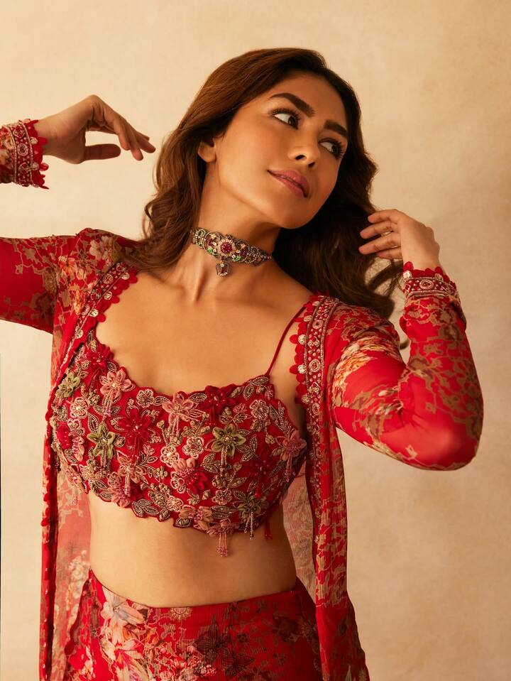 मृणालने गोल्डन स्टेटमेंट रिंग आणि नेकपीस परिधान केला होता. फूटवेअर म्हणून तिने वेज सँडल्स निवडल्या होत्या.