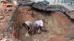 পার্ক স্ট্রিটের রাস্তায় ধস, বিপজ্জনক গর্ত মেরামতে কাজ শুরু পুরসভার, কবে মিটতে পারে সমস্যা ?