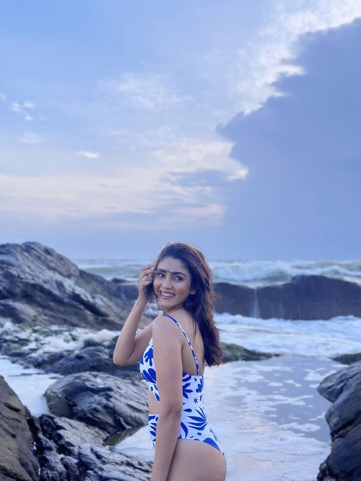 एक ने कहा, 'मुझे तुमसे तो ये उम्मीद बिल्कुल भी नहीं थी. शरम हया नहीं है बिल्कुल भी. आपका बड़ा फैन था, लेकिन अनफॉलो कर रहा हूं. आपका फैन हूं मैं इसका मतलब ये नहीं कि ऐसे देखकर भी आपको पसंद करूं.