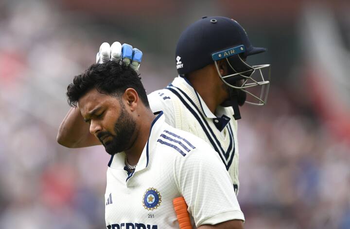 তবে এমন চোট পাওয়া অবস্থায় ব্যাট করার নজির কিন্তু এই প্রথম নয়।