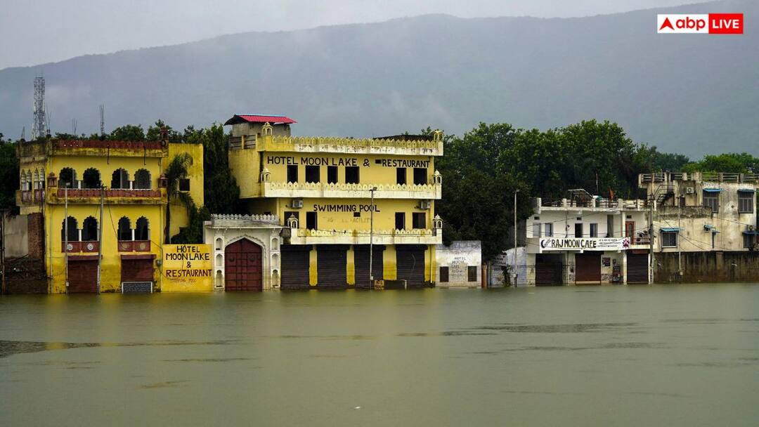 Rajasthan Weather: राजस्थान में आज 33 जिलों में तेज बारिश का अलर्ट, स्कूलों में 3 दिनों की छुट्टी Rajasthan Weather update Heavy rain alert in 33 districts schools closed for three day in Dholpur Rajasthan Weather: राजस्थान में आज 33 जिलों में तेज बारिश का अलर्ट, स्कूलों में 3 दिनों की छुट्टी