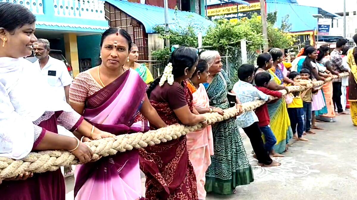 திருக்கடையூர் தேரோட்டம்: பக்தி பரவசத்தில் பக்தர்கள்! ஆடிப்பூர திருவிழாவில் குவிந்த கூட்டம்!
