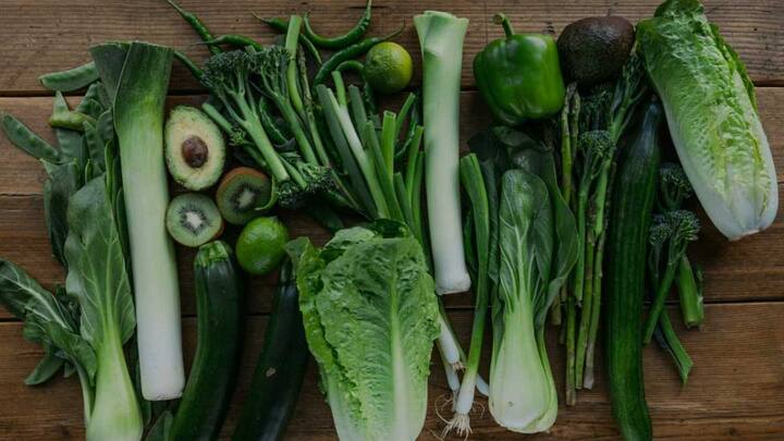 हड्डियों में दर्द से राहत और सेहत में मजबूती पाने के लिए हरी पत्तेदार सब्जियां खाएं. पालक, बथुआ, ब्रोकली, सरसों, केल जैसी हरी सब्जियां सिर्फ आयरन ही नहीं, बल्कि कैल्शियम, विटामिन K, मैग्नीशियम और फाइबर से भरपूर होती हैं. इन्हें उबालकर, सूप या सब्जी के रूप में नियमित खाएं.