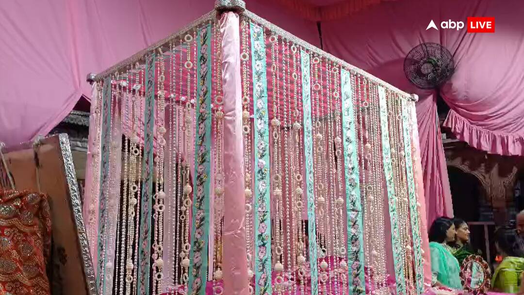 Hariyali Teej occasion huge crowd of devotees gathered at Banke Bihari temple in Mathura बांके बिहारी मंदिर में हरियाली तीज के मौके पर भक्तों का उमड़ा सैलाब, स्वर्ण-रजत हिंडोले में झूले ठाकुर जी