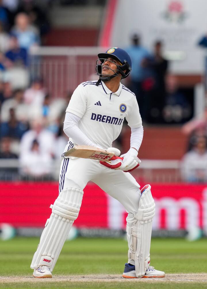 पण, दोघांनीही घरच्या मैदानावर हा पराक्रम केला तर शुभमन गिलने परदेशात पदार्पणाच्या कसोटी हा पराक्रम केला.