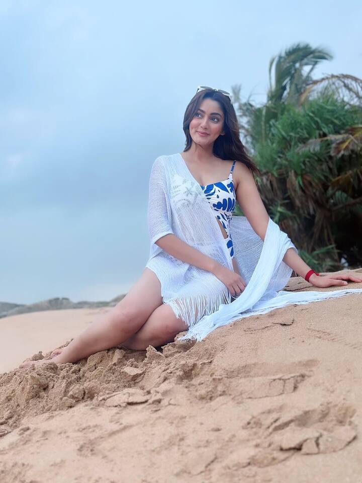 सना की तस्वीरों पर अब लोग तरह-तरह के कॉमेंट करते हुए नजर आ रहे हैं. सोशल मीडिया यूजर्स तरह-तरह की दकियानूसी बातें कर रहे हैं,