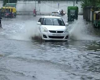 Photo: અમદાવાદમાં ભારે વરસાદથી જળબંબાકાર,1 વાગ્યા સુધી રેડ એલર્ટ