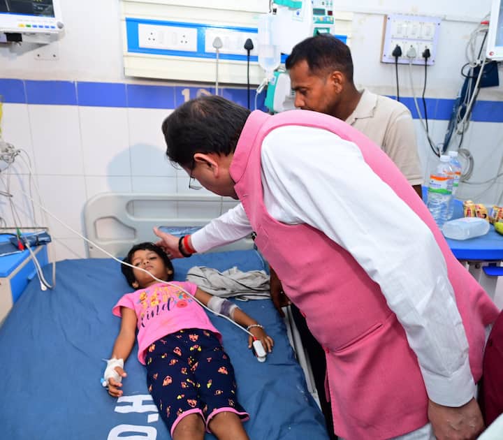 मुख्यमंत्री ने कहा कि मंदिर जाने वाले रास्ते में बहुत भीड़ थी और इसी दौरान बिजली का करंट लगने की अफवाह फैलने के कारण भगदड़ मची जिसके बाद यह हादसा हुआ. उन्होंने कहा कि घटना की मजिस्ट्रेट जांच के आदेश दिए गए हैं.