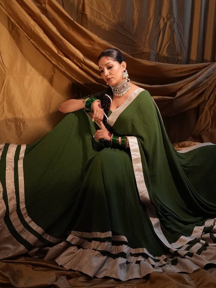 तस्वीरों में उन्हें अपने ग्रीन लहंगे को फ्लॉन्ट करते हुए अलग–अलग पोज देते हुए देखा गया. इन तस्वीरों में उनका सादगी भरा अंदाज देखा गया और फैंस सपना चौधरी की तारीफ करते नहीं थक रहे हैं.