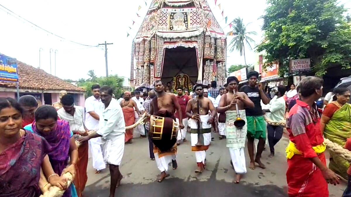 திருக்கடையூர் தேரோட்டம்: பக்தி பரவசத்தில் பக்தர்கள்! ஆடிப்பூர திருவிழாவில் குவிந்த கூட்டம்!