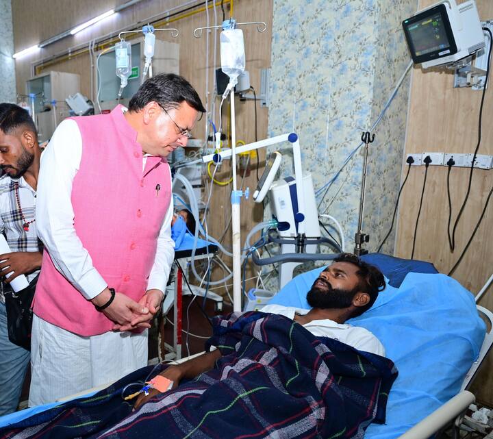 मंदिर के पैदल सीढ़ी मार्ग पर सुबह मची भगदड़ में छह श्रद्धालुओं की मौत हो गयी तथा करीब 29 अन्य घायल हो गए. मुख्यमंत्री ने जिला अस्पताल पहुंचकर वहां भर्ती प्रत्येक घायल के पास जाकर उससे बातचीत की और उनका हाल-चाल जाना. उन्होंने घायल श्रद्धालुओं से हादसे के बारे में भी जानकारी ली.