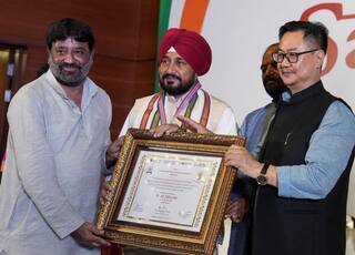 ....ਚੰਨੀ ਕਰਦਾ ਮਸਲੇ ਹੱਲ ! ਚਰਨਜੀਤ ਚੰਨੀ ਨੂੰ ਸੰਸਦ ਰਤਨ ਨਾਲ ਕੀਤਾ ਸਨਮਾਨਿਤ, , ਲੋਕ ਸਭਾ 'ਚ ਜਨਹਿੱਤ ਦੇ ਮੁੱਦੇ ਚੁੱਕੇ ਤੇ ਕੀਤਾ ਸ਼ਾਨਦਾਰ ਪ੍ਰਦਰਸ਼ਨ