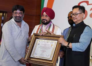 ....ਚੰਨੀ ਕਰਦਾ ਮਸਲੇ ਹੱਲ ! ਚਰਨਜੀਤ ਚੰਨੀ ਨੂੰ ਸੰਸਦ ਰਤਨ ਨਾਲ ਕੀਤਾ ਸਨਮਾਨਿਤ, , ਲੋਕ ਸਭਾ 'ਚ ਜਨਹਿੱਤ ਦੇ ਮੁੱਦੇ ਚੁੱਕੇ ਤੇ ਕੀਤਾ ਸ਼ਾਨਦਾਰ ਪ੍ਰਦਰਸ਼ਨ