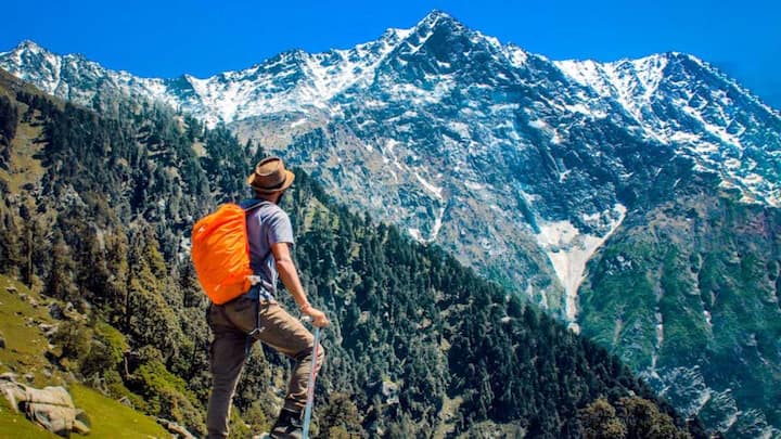 ट्रिप पर जाने से पहले ध्यान रखें कि मौसम का अपडेट जरूर चेक करें. जरूरी दवाएं, पावर बैंक और पानी की बोतल साथ रखें. हल्का खाना खाएं. सफर में कैश और डिजिटल पेमेंट दोनों का ऑप्शन रखें और अगर ट्रैकिंग या एडवेंचर एक्टिविटी का प्लान है तो सही कपड़े और जूते पहनें.
