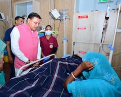 CM धामी ने मनसा देवी मंदिर हादसे में घायल हुए लोगों का जाना हाल-चाल, अस्पताल में मिलने पहुंचे