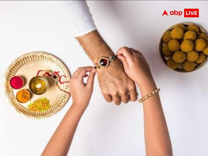 नुकीली या धारदार चीजें- रक्षाबंधन के शुभ दिन पर बहन को धारदार या नुकीली चीजे तोहफे में देने से बचें. साथ ही कांच का कोई सामान भी गिफ्ट में न दें. माना जाता है कि इससे भाई-बहन के रिश्ते में दरार आती है.