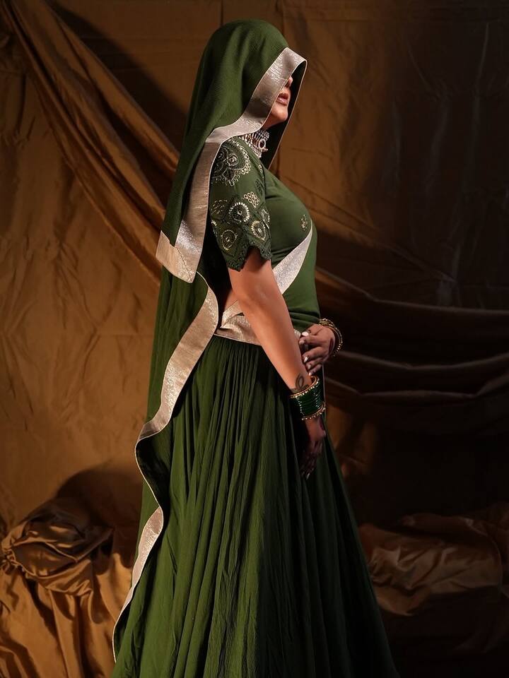 देशभर में आज हरियाली तीज मनाया जा रहा है. इसी बीच एंटरटेनमेंट इंडस्ट्री में फेमस हरियाणवी डांसर सपना चौधरी का भी अलग अंदाज देखने को मिला.