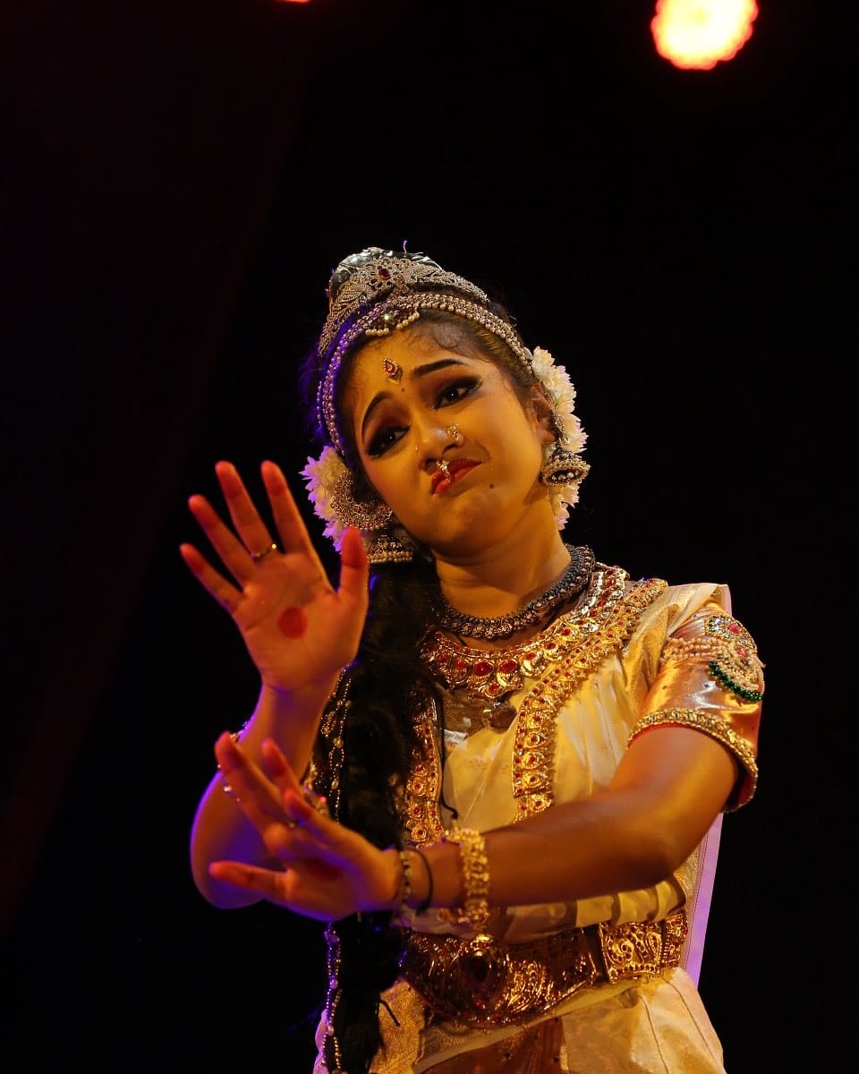 Akshara Devalla: 14 ఏళ్ల అక్షర దేవళ్ల అద్భుత ప్రతిభ ! సత్యభామే దిగివచ్చిందా అనిపించేలా ప్రదర్శన , భామాకలాపంలో రికార్డులు!