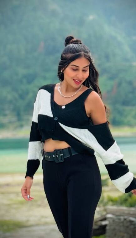 બ્લેક-વ્હાઇટ પટ્ટેદાર ડ્રેસમાં રૂમા શર્માના ક્યૂટ પૉઝ