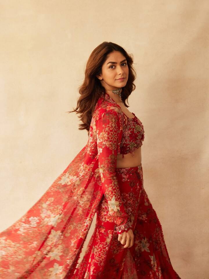 अभिनेत्री मृणाल ठाकूर तिच्या 'सन ऑफ सरदार 2' या चित्रपटातून मधून प्रेक्षकांच्या भेटीला येण्यासाठी सज्ज झाली आहे. चित्रपटाच्या रिलीजआधी ती मुंबईत प्रमोशनसाठी कार्यक्रमांना हजेरी लावताना दिसत आहे.