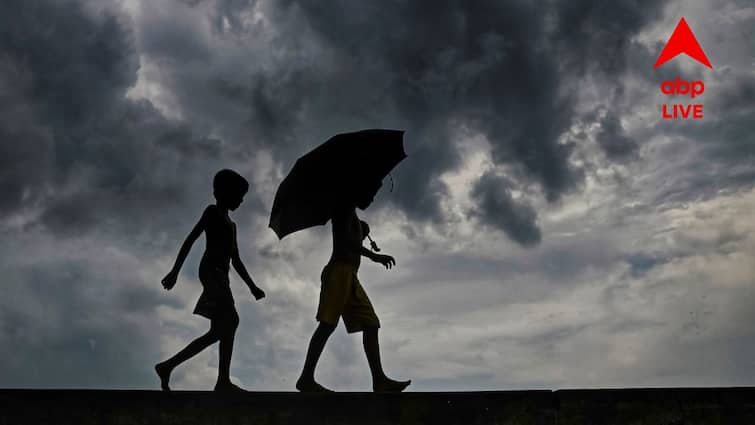 Weather Update: প্রবল বর্ষণের আশঙ্কা, বঙ্গের আকাশে ফের দুর্যোগের মেঘ Weather Update Rain Forecast South Bengal North Bengal Yellow Alert For Several District Weather Update: প্রবল বর্ষণের আশঙ্কা, বঙ্গের আকাশে ফের দুর্যোগের মেঘ