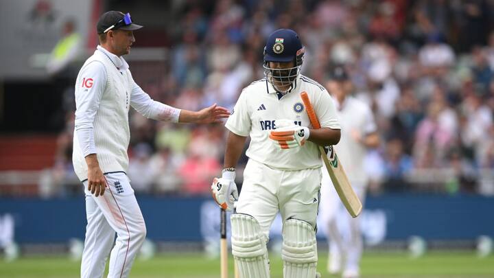 ম্যাঞ্চেস্টারে ভারত বনাম ইংল্যান্ডের চতু্র্থ টেস্টের প্রথম দিন পায়ে চোট পান ঋষভ পন্থ। ক্রিস ওকসের বিরুদ্ধে রিভার্স স্যুইপ মারতে গিয়ে বল মিস করেন পন্থ। তা সোজা গিয়ে পন্থের পায়ে লাগে।