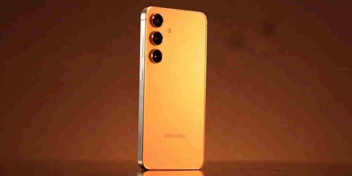 इतना ही नहीं, यहां OPPO Reno 12 5G पर भी जबरदस्त डिस्काउंट दिया जा रहा है. इस फोन के 8GB+256GB वेरिएंट की असल कीमत 43,999 रुपये हैं. लेकिन इस फोन पर यहां 25 फीसदी का डिस्काउंट दिया जा रहा है जिसके बाद आप इसे महज 32,999 रुपये में खरीद सकते हैं. इसके अलावा आप इसे EMI पर भी खरीद सकते हैं.