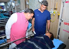 CM धामी ने मनसा देवी मंदिर हादसे में घायल हुए लोगों का जाना हाल-चाल, अस्पताल में मिलने पहुंचे