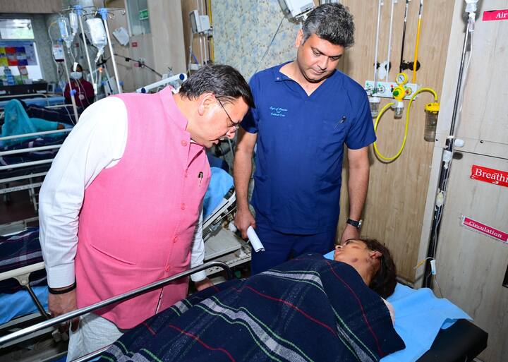 उत्तराखंड में मनसादेवी मंदिर क्षेत्र में रविवार को भगदड़ की घटना के कुछ देर बाद मुख्यमंत्री पुष्कर सिंह धामी हरिद्वार पहुंचे और अस्पताल में भर्ती घायलों से मुलाकात कर उनका हाल-चाल जाना.