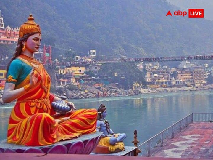 मां गंगे- शिवजी ने अपनी जटाओं में गंगा को विराजित किया है. इसलिए सोमवार के दिन मां गंगा की पूजा करना शुभ होता है. साथ ही सोमवार के दिन गंगाजल से शिवलिंग अभिषेक करना भी लाभकारी होता है.