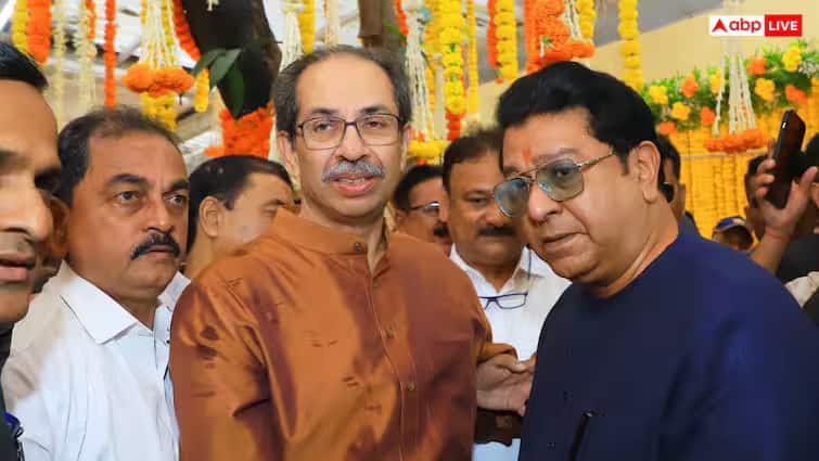 raj thackeray reached matoshree wished uddhav thackeray on his birthday  Maharashtra: 13 વર્ષ બાદ ફરી સરપ્રાઈઝ એન્ટ્રી! ઉદ્ધવ ઠાકરેના જન્મદિવસ પર માતોશ્રી પહોંચ્યા રાજ ઠાકરે
