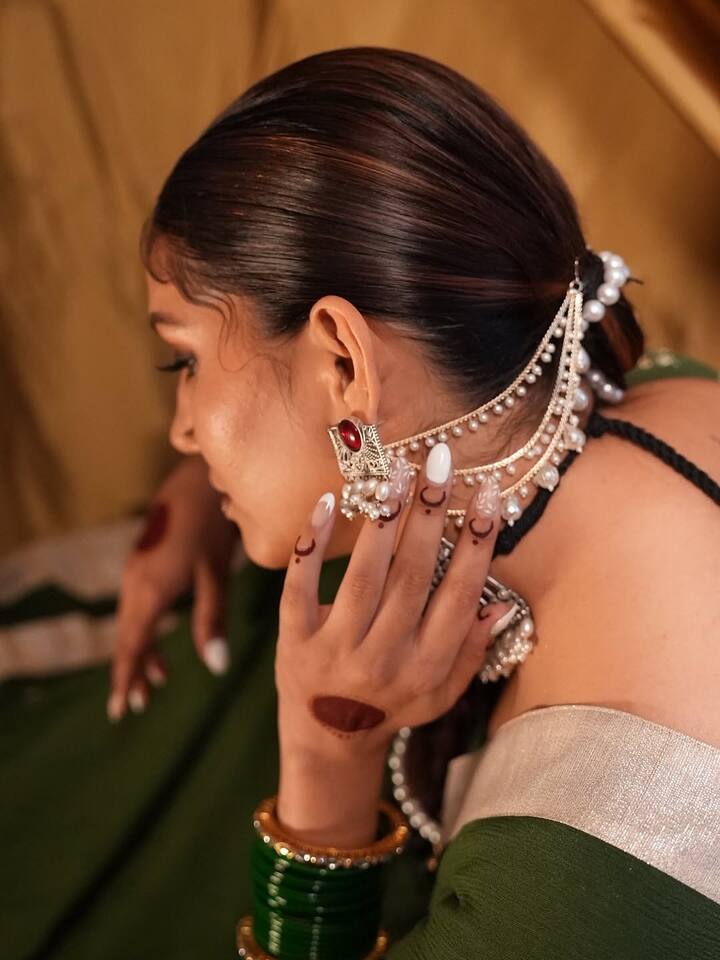 इस खास मौके पर सपना चौधरी हाथों में मेहंदी लगाए और बालों में पर्ल सजाए हुए दिखीं.