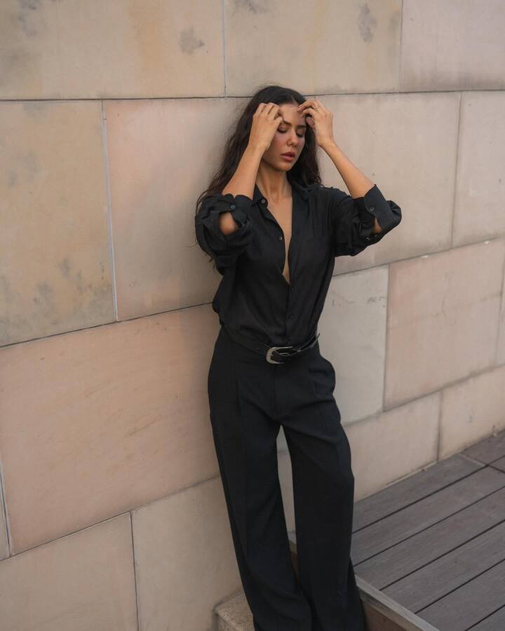 For this appearance, Sonam opted for a classic black shirt, styled effortlessly to give it a bold, slightly undone vibe. She paired it with matching black high-waist pants, which not only elongated her frame but also added a touch of sophistication.