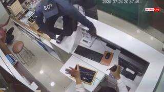Video: बेंगलुरु में फिल्मी स्टाइल में डकैती, लुटेरों ने ज्वेलरी शॉप से लूटा 18 लाख का सोना, देखें CCTV वीडियो