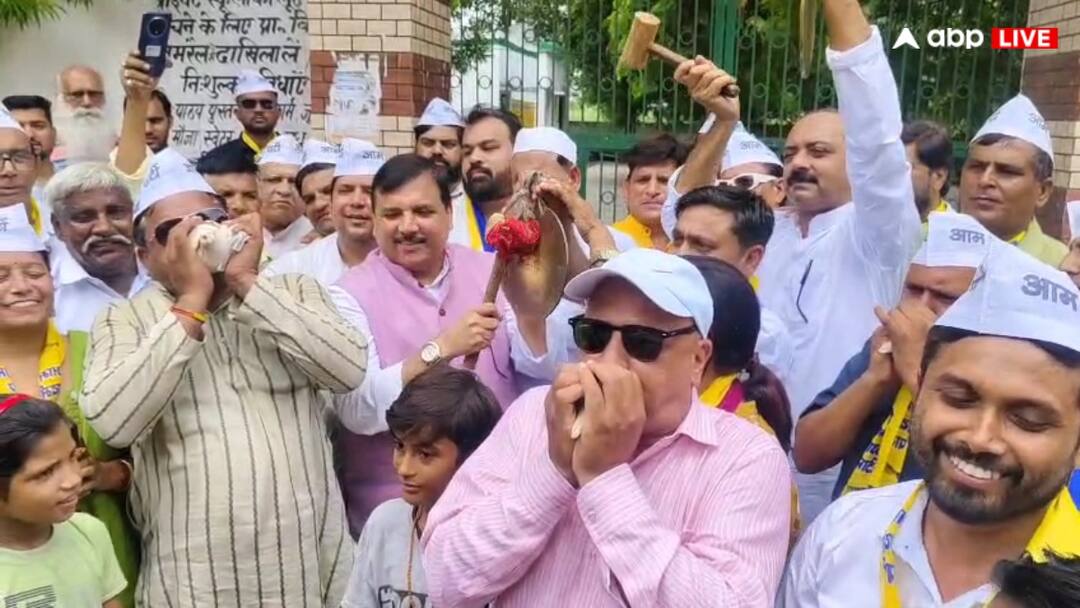 AAP MP Sanjay Singh protest against government school murger in UP ann सरकारी स्कूलों के मर्जर के खिलाफ AAP सांसद संजय सिंह का प्रदर्शन, शंख बजा कर जताया विरोध