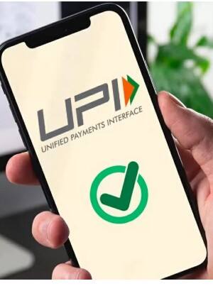 UPI ਲੈਣ-ਦੇਣ 'ਤੇ ਨਹੀਂ ਲਗਾਇਆ ਜਾਵੇਗਾ GST ਦੋ ਹਜ਼ਾਰ ਰੁਪਏ ਤੋਂ ਵੱਧ ਦੇ ਲੈਣ-ਦੇਣ 'ਤੇ GST ਬਾਰੇ ਸਰਕਾਰ ਦੇ ਵਿਚਾਰ ਪੁੱਛਣ ਵਾਲੇ ਇੱਕ ਸਵਾਲ ਦੇ ਜਵਾਬ ਵਿੱਚ, ਪੰਕਜ ਚੌਧਰੀ ਨੇ ਕਿਹਾ ਕਿ GST ਦਰਾਂ ਅਤੇ ਛੋਟਾਂ GST ਕੌਂਸਲ ਦੀ ਸਿਫ਼ਾਰਸ਼ ਦੇ ਆਧਾਰ 'ਤੇ ਤੈਅ ਕੀਤੀਆਂ ਜਾਂਦੀਆਂ ਹਨ। ਇਹ ਇੱਕ ਸੰਵਿਧਾਨਕ ਸੰਸਥਾ ਹੈ, ਜਿਸ ਵਿੱਚ ਰਾਜ ਅਤੇ ਕੇਂਦਰ ਦੋਵਾਂ ਦੇ ਮੈਂਬਰ ਸ਼ਾਮਲ ਹਨ। ਧਿਆਨ ਦੇਣ ਯੋਗ ਹੈ ਕਿ UPI ਲੈਣ-ਦੇਣ 'ਤੇ GST ਦਾ ਮਾਮਲਾ ਉਦੋਂ ਸਾਹਮਣੇ ਆਇਆ ਜਦੋਂ UPI ਲੈਣ-ਦੇਣ ਡੇਟਾ ਦੇ ਆਧਾਰ 'ਤੇ ਕਰਨਾਟਕ ਵਿੱਚ ਵਪਾਰੀਆਂ ਨੂੰ ਲਗਭਗ 6000 GST ਨੋਟਿਸ ਜਾਰੀ ਕੀਤੇ ਗਏ ਹਨ।