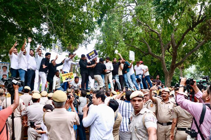 उदय भानु चिब ने कहा कि SIR योजना के नाम पर देश में वोट चोरी की साजिश की जा रही है, जिसे किसी भी सूरत में बर्दाश्त नहीं किया जाएगा.
