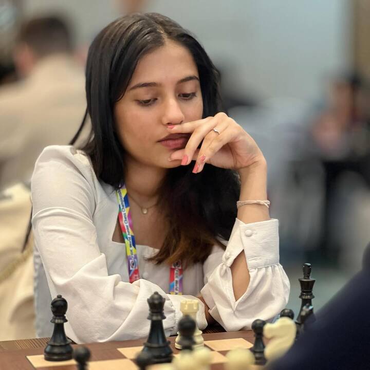FIDE Women World Cup Champion Divya Deshmukh : దివ్య 4-5 సంవత్సరాల వయస్సులో చెస్తో పరిచయం ఏర్పడింది. అక్క బ్యాడ్మింటన్ నేర్చుకోవడానికి వెళ్లినప్పుడు, ఆమెతో వెళ్లిన దివ్య చెస్ క్లాస్లో చేరింది. అయిష్టంగానే ఉంటూ చెస్ క్లాస్లలో నిద్రపోయేది. తల్లిదండ్రుల ప్రోత్సాహం- మొదటి కోచ్ రాహుల్ జోషీ ప్రోత్సాహంతో ఆటపై ఆసక్తి పెరిగింది.