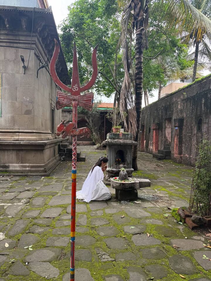 पहिला श्रावणी सोमवार हा श्रद्धा, भक्ती आणि भक्ताच्या मनातील सकारात्मक ऊर्जेचा प्रतीक आहे. भगवान शिवाचे स्मरण करून आयुष्यातील अडचणी दूर व्हाव्यात, जीवनात शांती आणि समाधान लाभावे, हीच या पर्वामागची भावना असते.